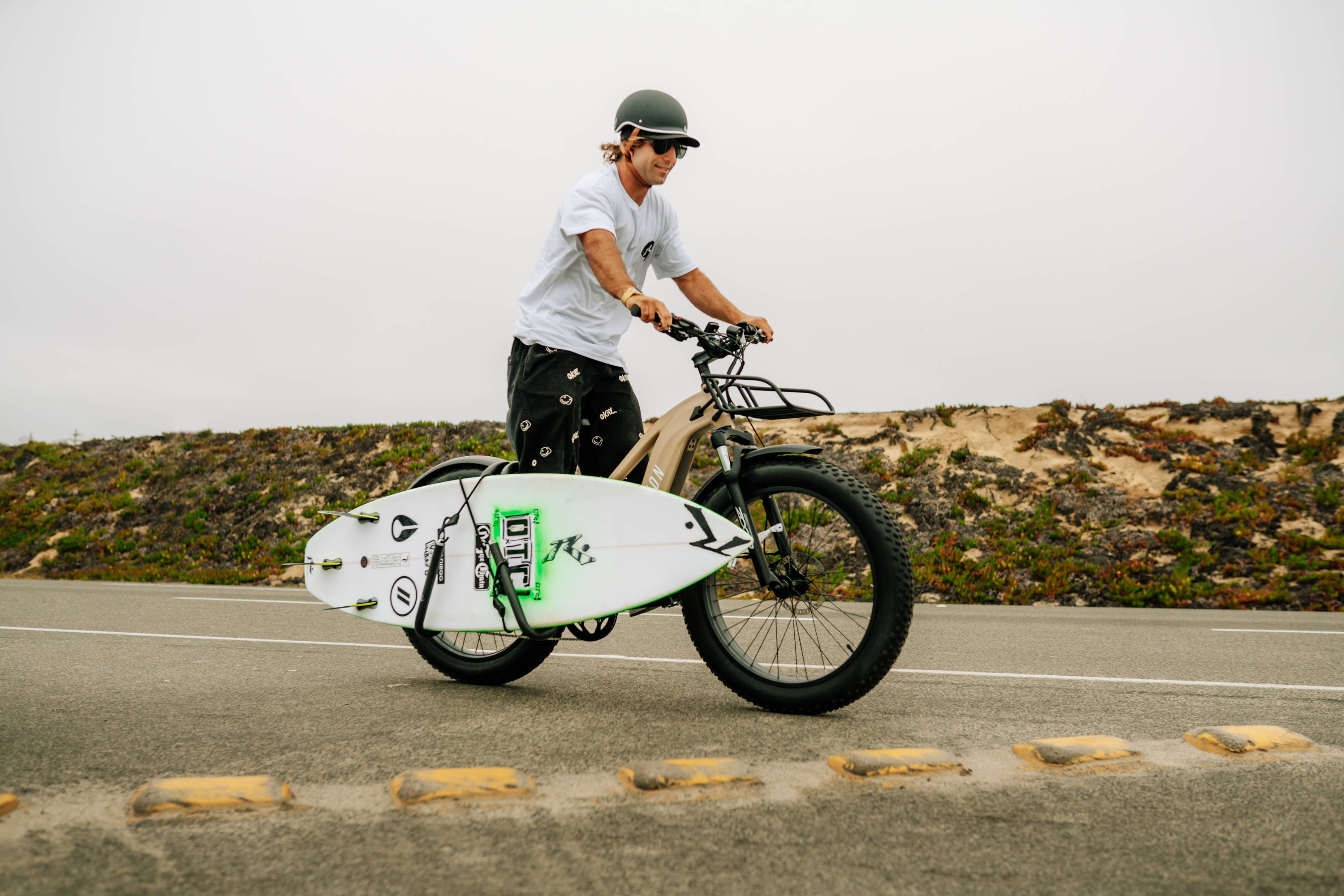 Surf’s Up with Aventon! Find the Right E-bike and Gear For Your Surfing Commute
